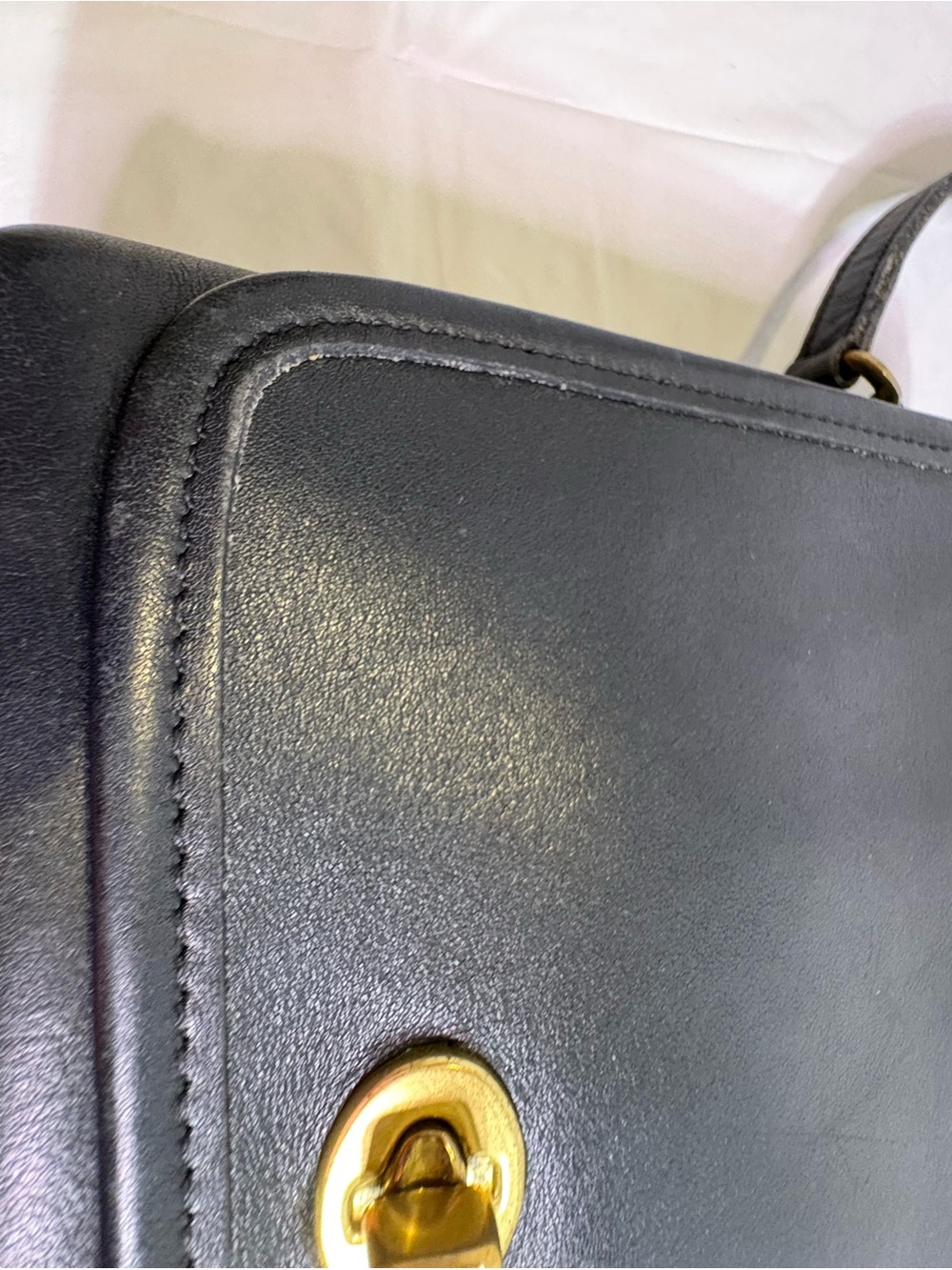 Vintage Classic Black Leather Crossbody Bag with Gold Turn-Lock - Picture 10 of 10